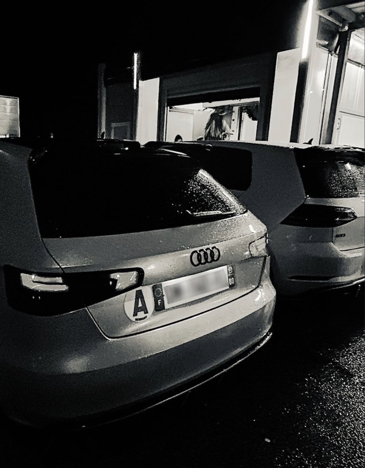 Audi photographiée en noir et blanc